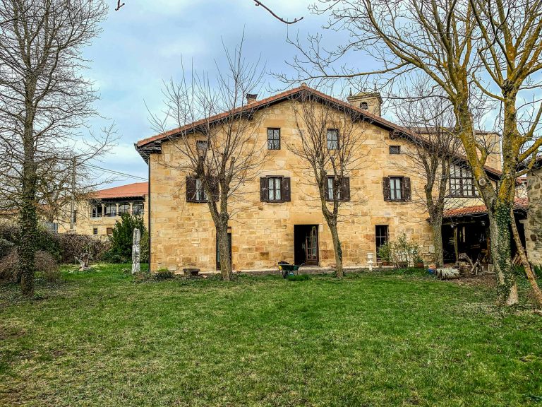 Comment moderniser une maison ancienne sans perdre son charme ?